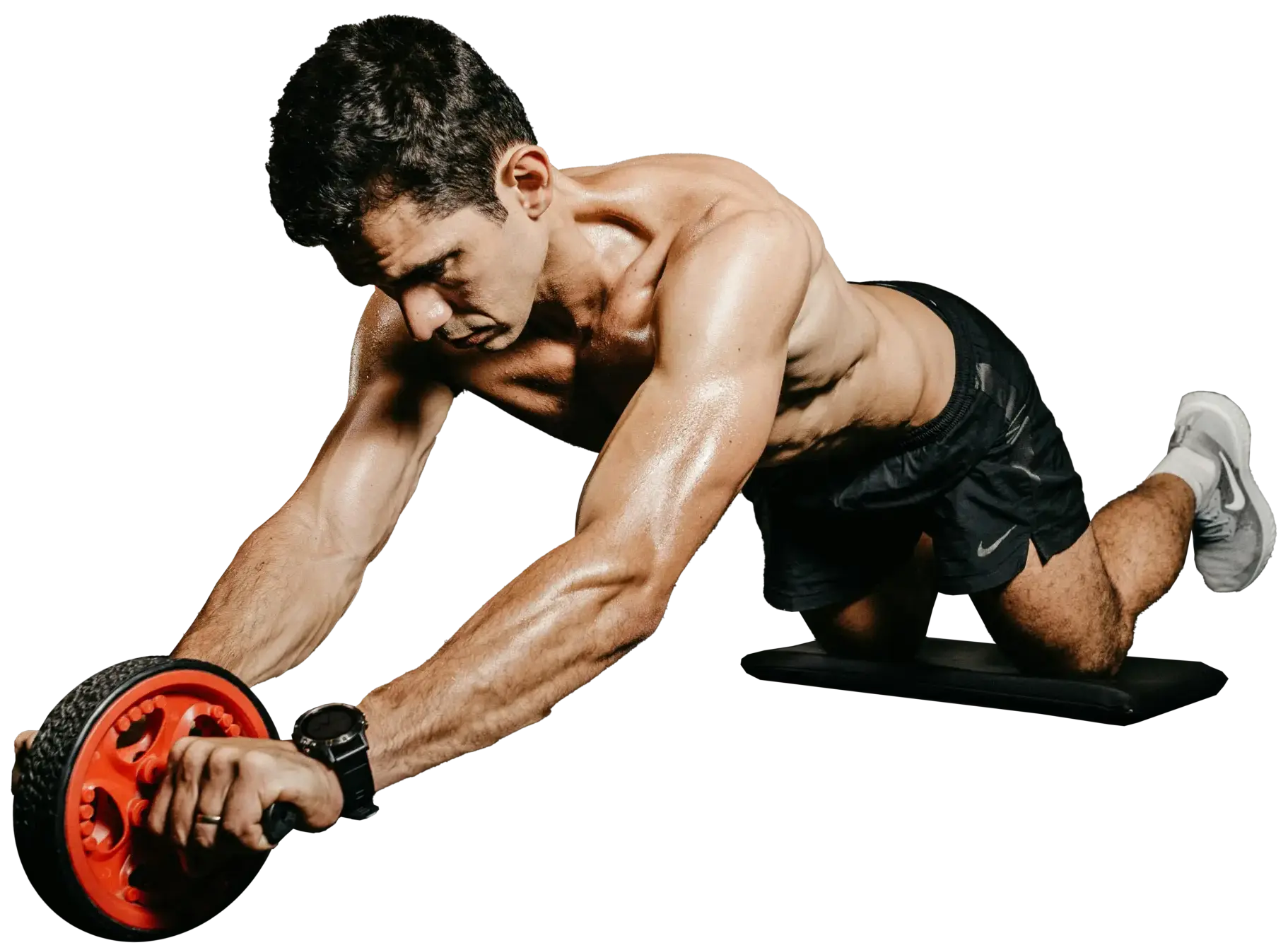 Trainierter Mann führt eine Übung mit dem Ab Wheel auf den Knien aus und stärkt dabei gezielt seine Rumpfmuskulatur.